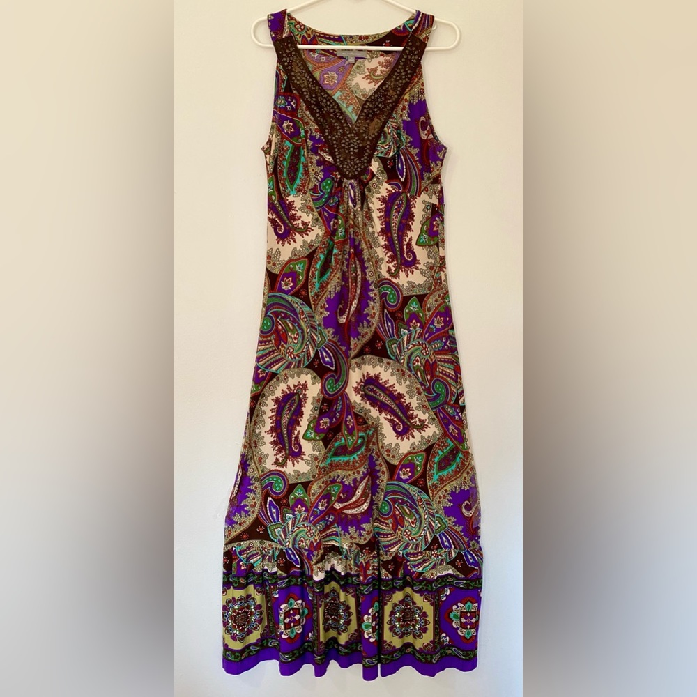 Sophisticated maxi dress in a beautiful multicolored pattern.